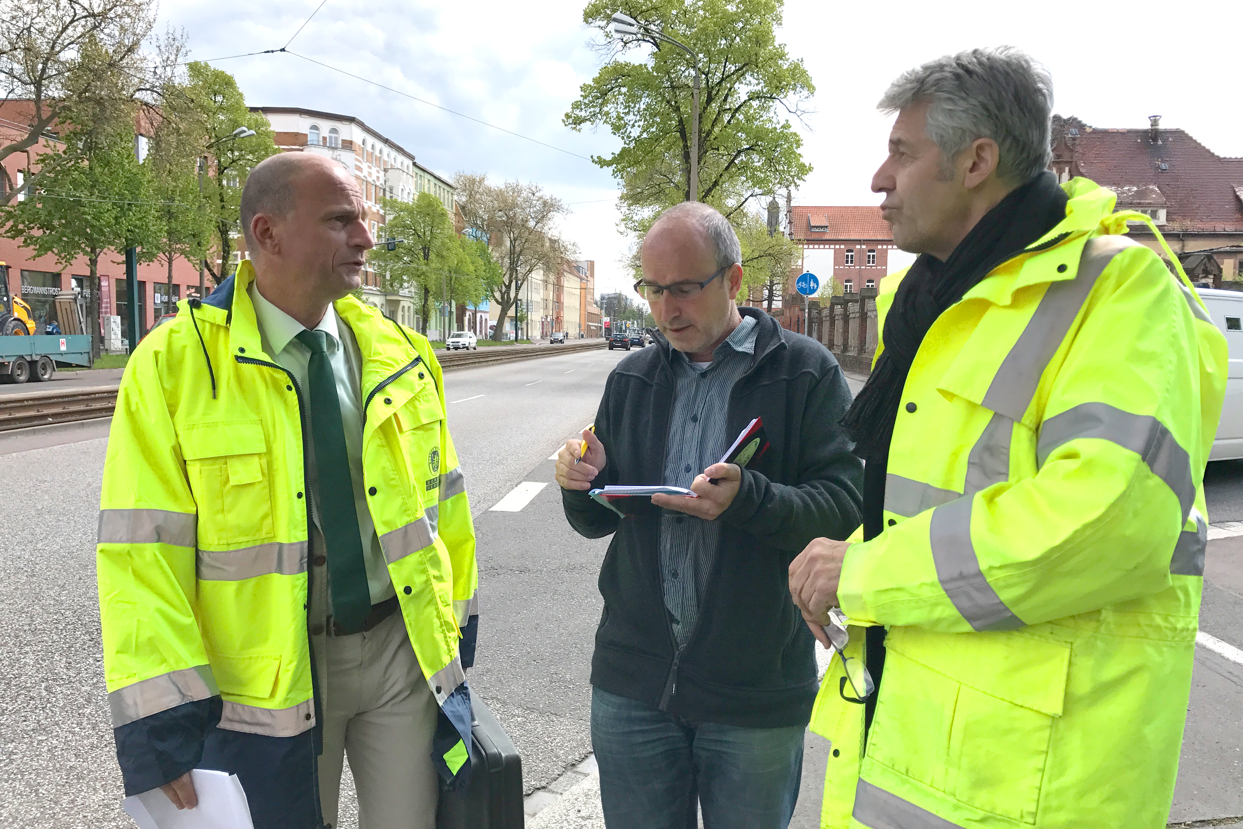 MZ-Reporter Dirk Skzrypzack (Mitte) macht sich bei Ingo Sterzing (links) und Gerd Blumenau schlau über die geplanten Bauarbeiten.  