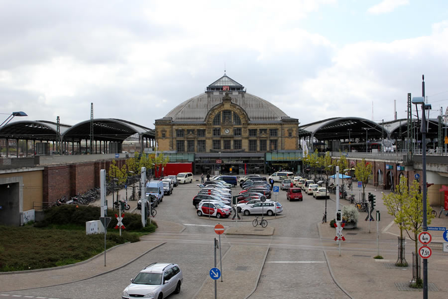 Hauptbahnhof mit Vorplatz