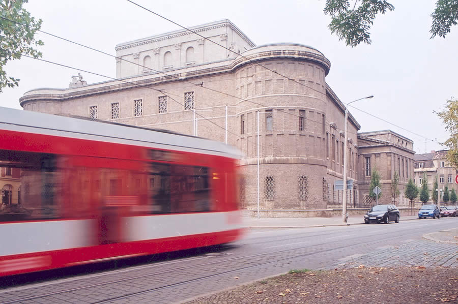 Gebäude des Landesmuseums mit vorbeifahrender Straßenbahn im Vordergrund