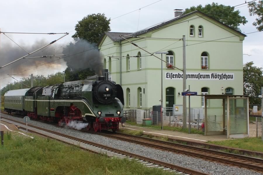 Eisenbahnmuseum Kötzschau von außen, mit Dampflok 18201 davor