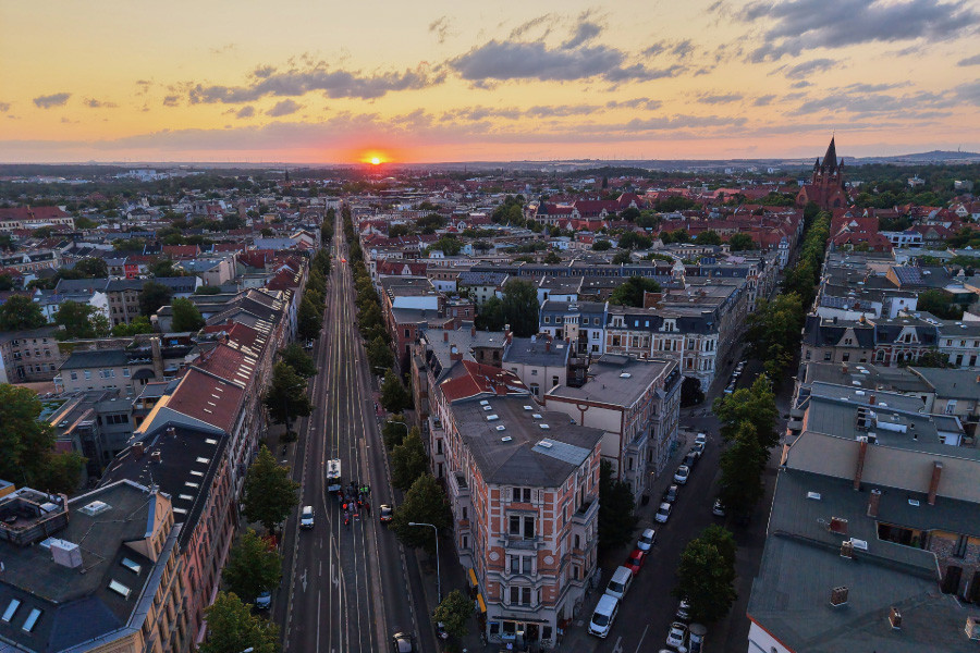 Luftaufnahme der Ludwig-Wucherer-Straße bei Sonnenuntergang.