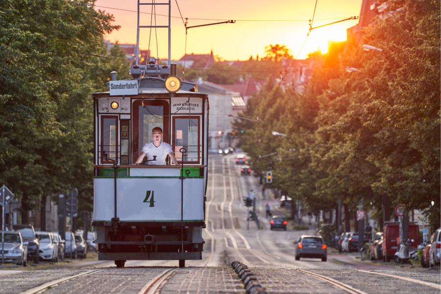 Eine Historische Straßenbahn bei Sonnenuntergang.