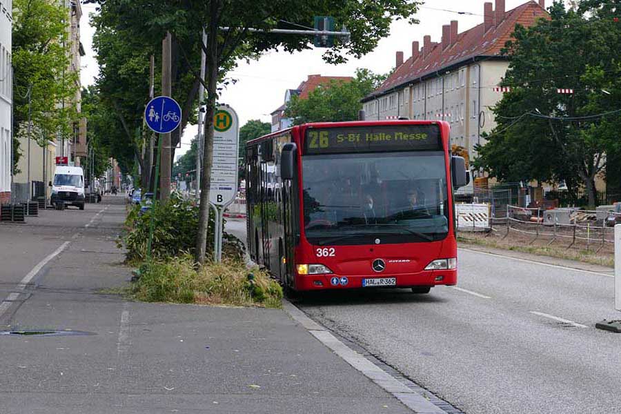 Die Buslinie 26 der HAVAG hält an einer Haltestelle.