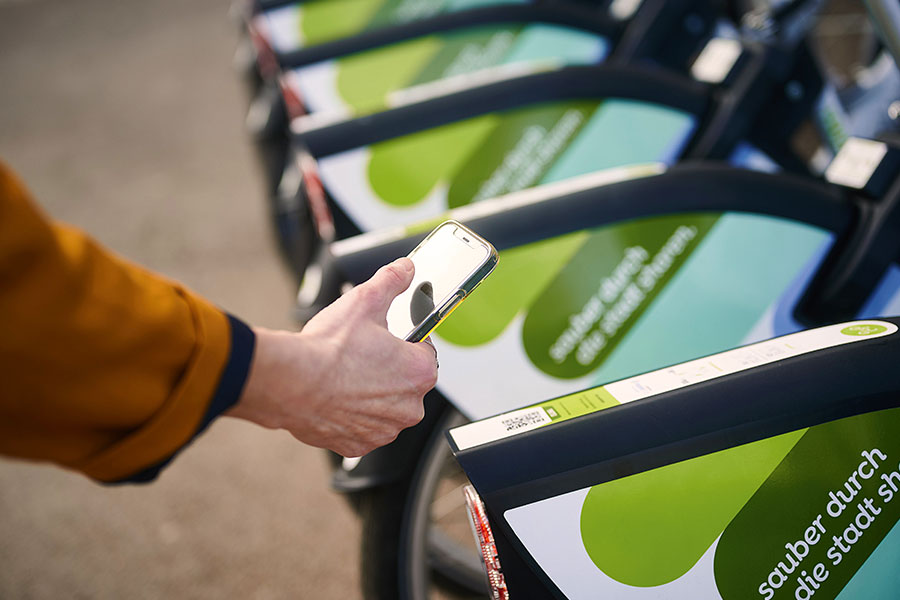 Handy wird über QR-Code am Fahrrad gehalten.