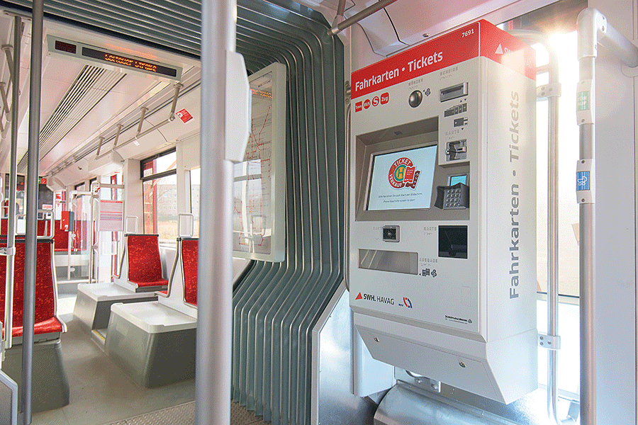 Mobiler Fahrkartenautomat in einer Straßenbahn.