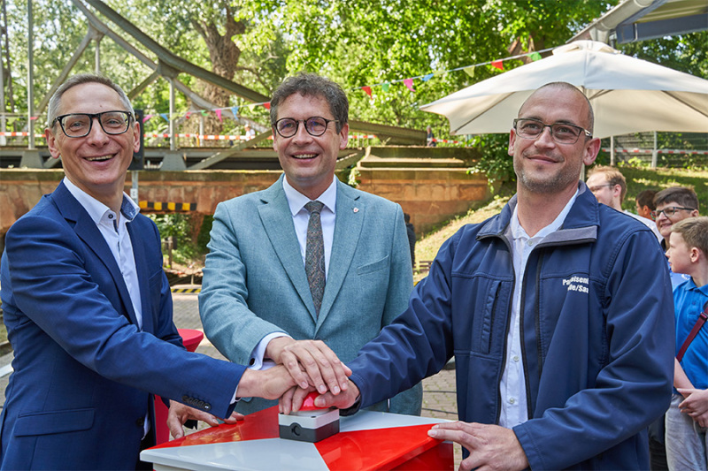 HAVAG-Vorstand Vinzenz Schwarz, Halles Oberbürgermeister Dr. Alexander Vogt und Sebastian Hoffmann, Vorsitzender der Parkeisenbahnfreunde Halle/Saale e. V. drücken den Buzzer.