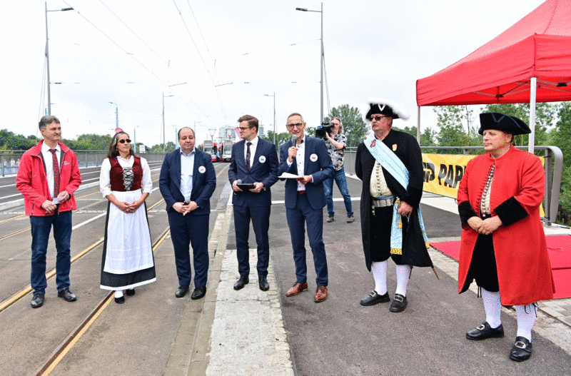 Sechs Menschen aus Stadt und Politik weihen die Brücke ein.