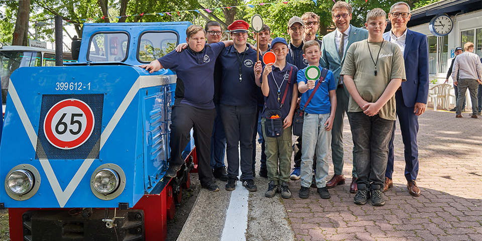 Die Parkeisenbahn mit dem Verein der Parkeisenbahnfreunde Halle/Saale sowie HAVAG-Vorstand Vinzenz Schwarz und Halles Oberbürgermeister Dr. Alexander Vogt
