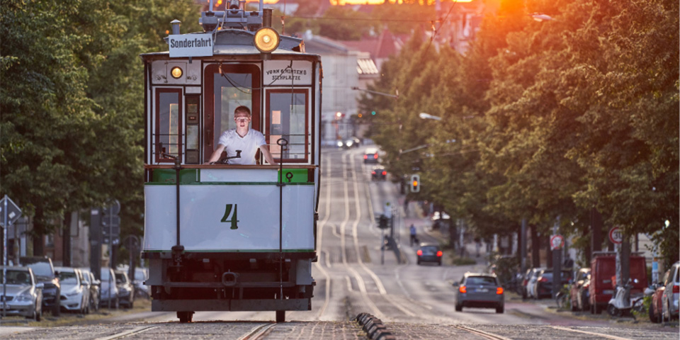 Eine Historische Straßenbahn bei Sonnenuntergang.
