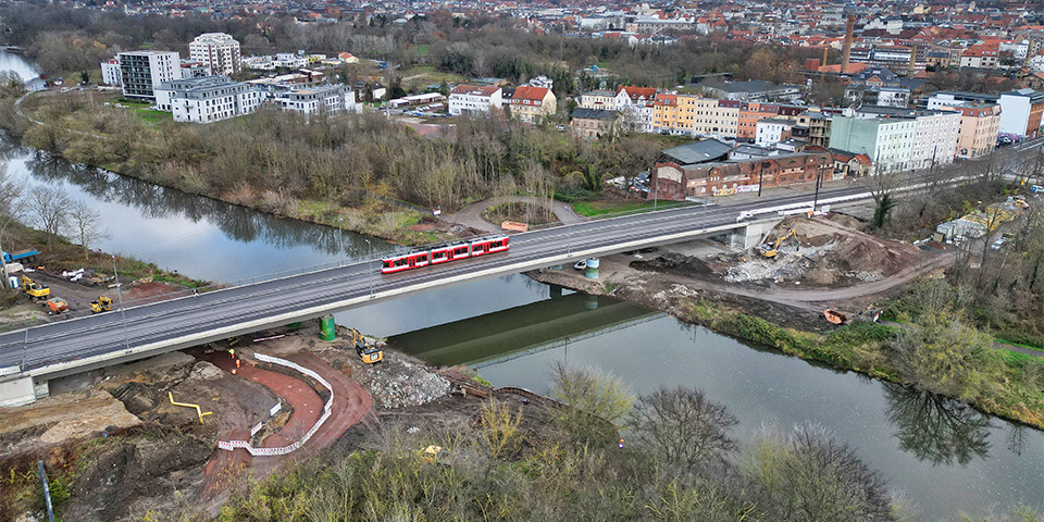 Die Elisabethbrücke aus der Luft.