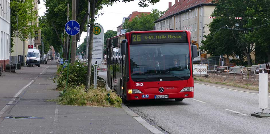 Die Buslinie 26 der HAVAG hält an einer Haltestelle.
