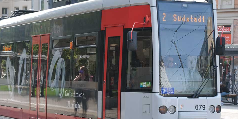 Eine Straßenbahn der Linie 2 im Stadtgebiet