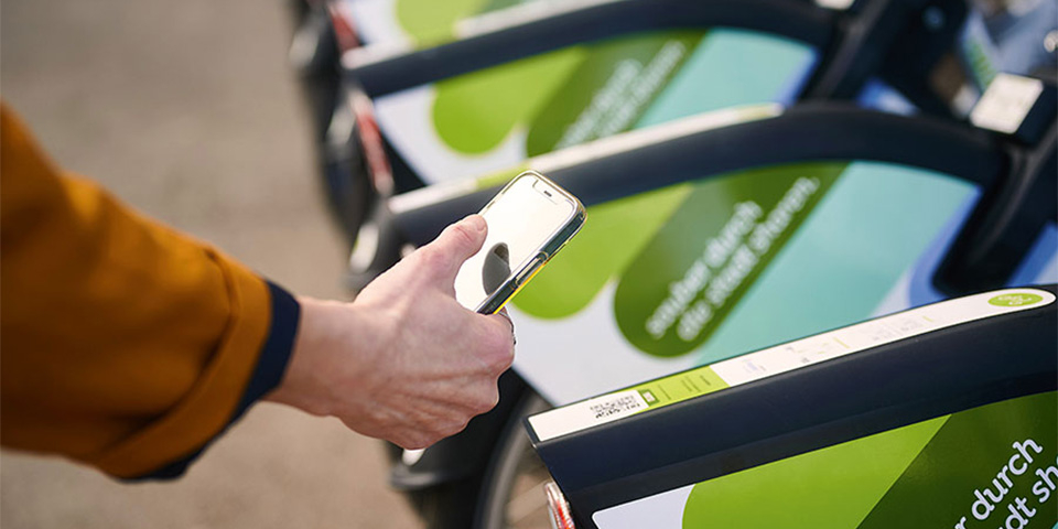 Handy wird über QR-Code am Fahrrad gehalten.