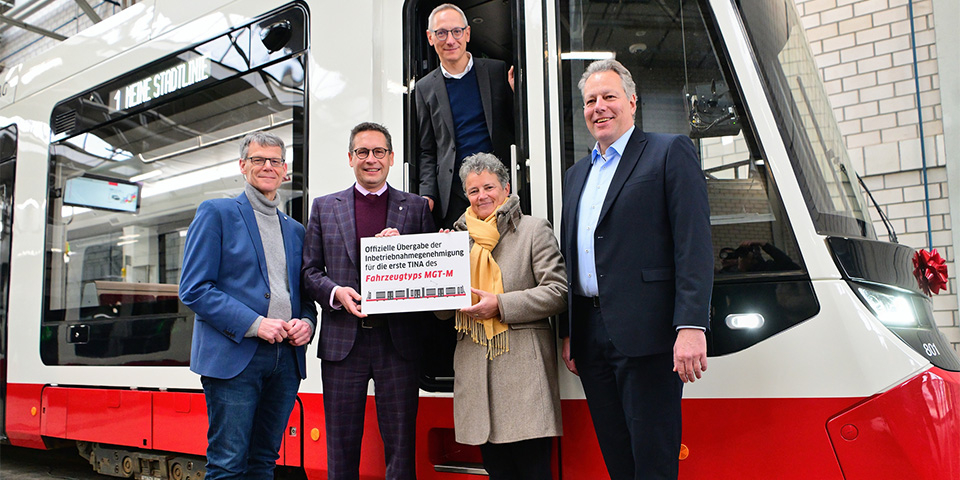 Vertreter aus Politik und Wirtschaft vor einer neuen TINA Bahn.