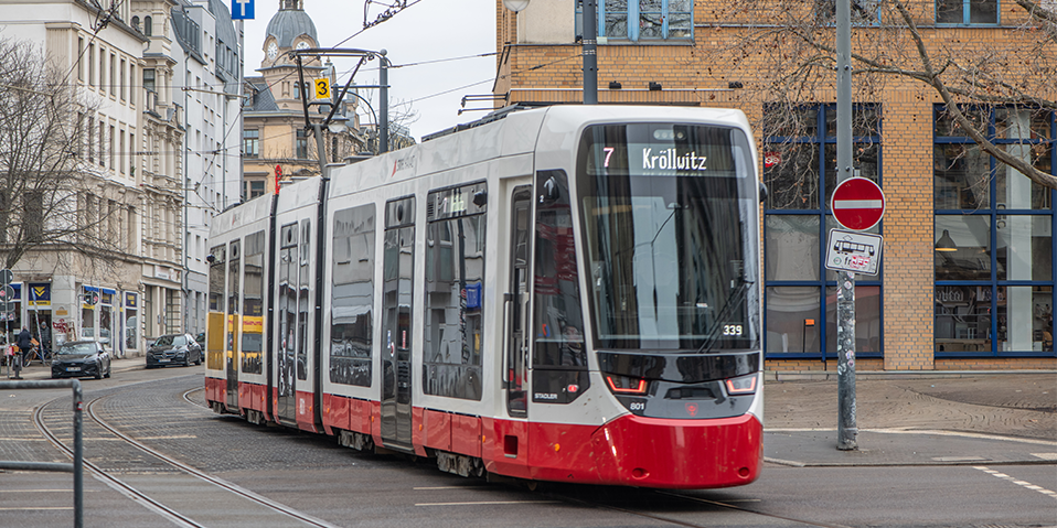 TINA-Straßenbahn der HAVAG fährt im Stadtgebiet (Linie 7)