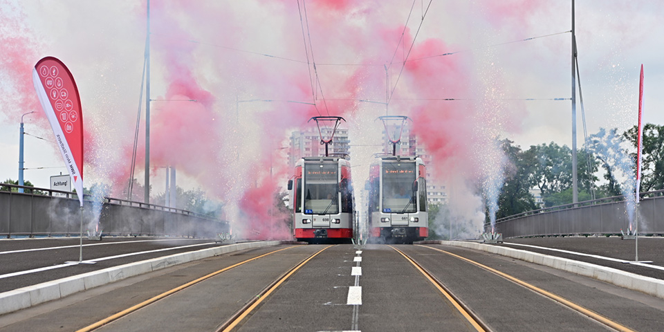 Zwei Bahnen fahren parallel über dei Brücke.