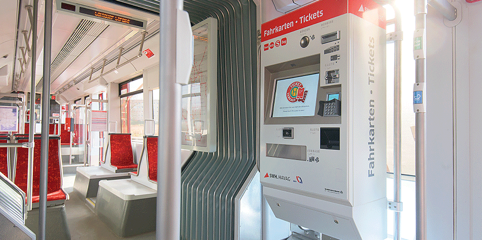 Ein mobiler Fahrkartenautomat in einer Straßenbahn.