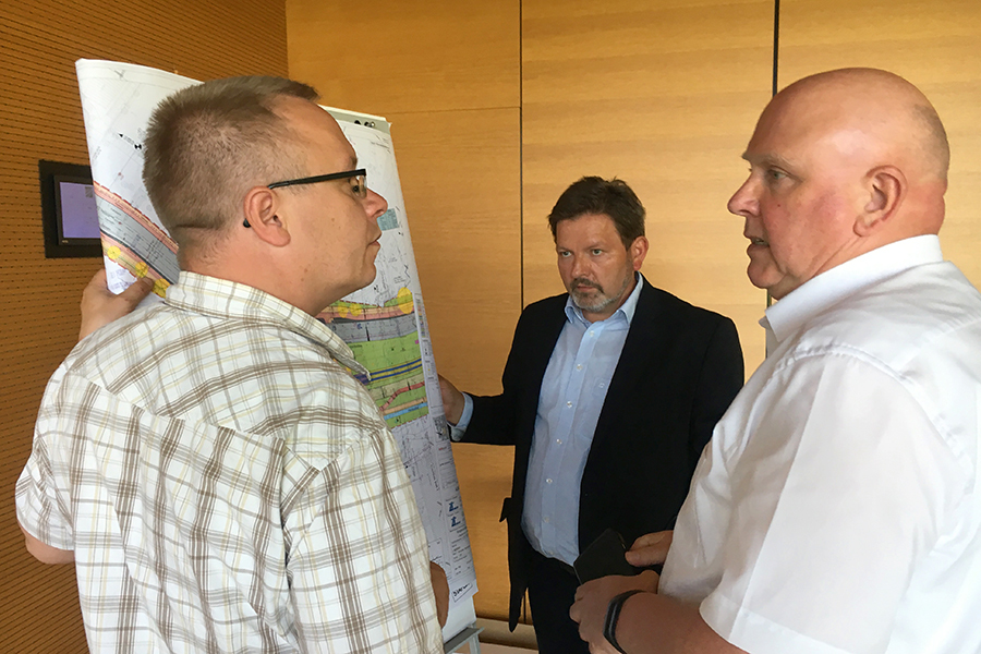 Dr. Frank Greßler (rechts , pmp infra) und Erhard Krüger (Mitte, HAVAG) erläuterten die Pläne. 