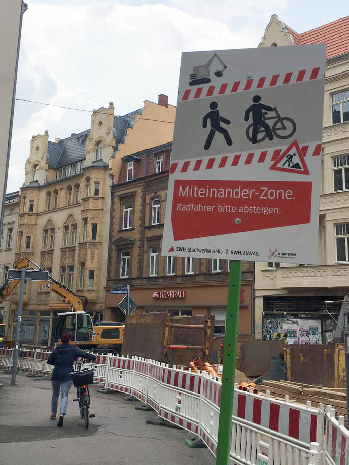 Hinweisschild zur "Miteinander Zone" in Halle (Saale)
