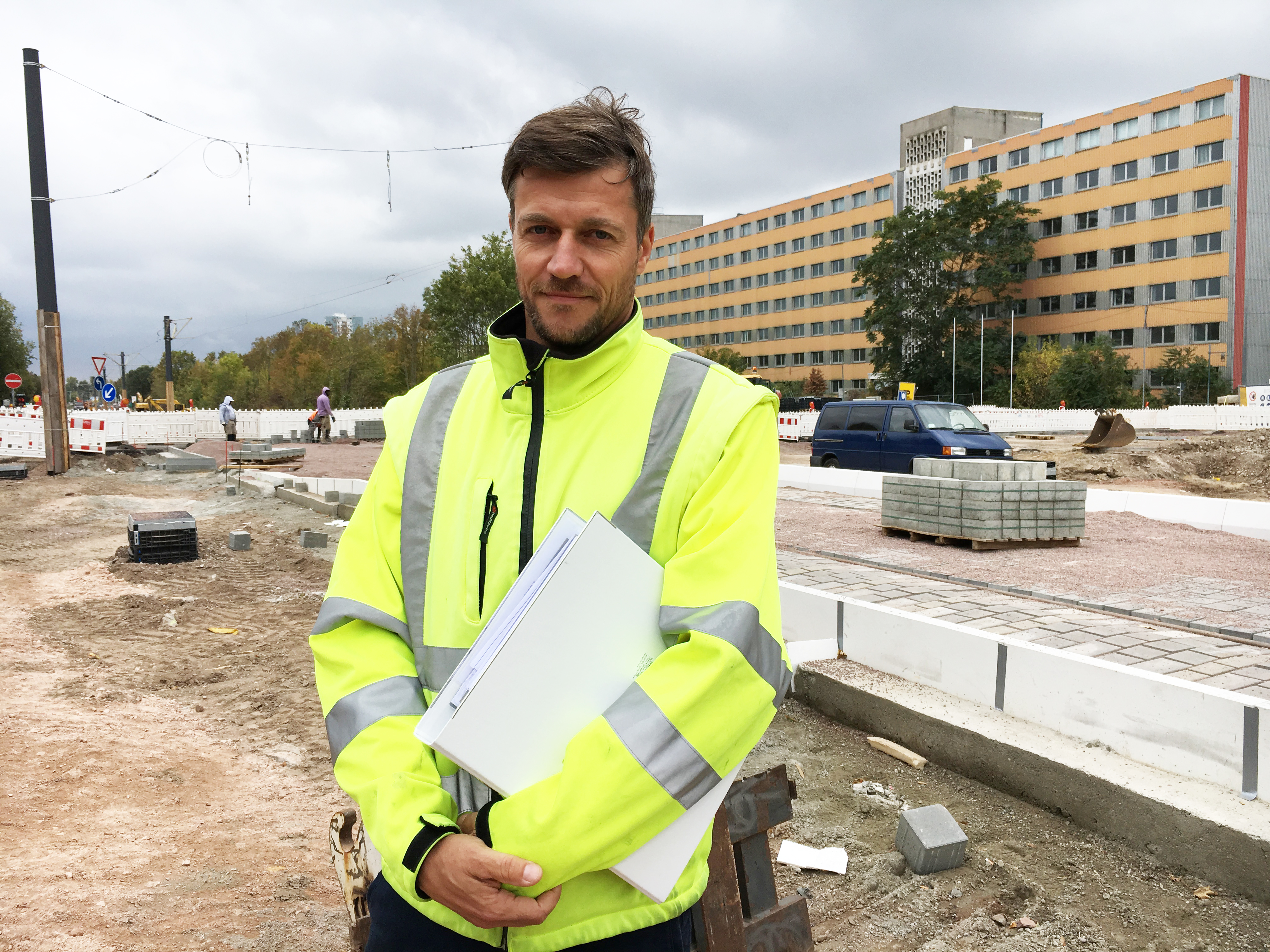 Jörg Linke ist das "Gesicht der Baustelle" am Gimritzer Damm. Fotos: Corinne Richert
