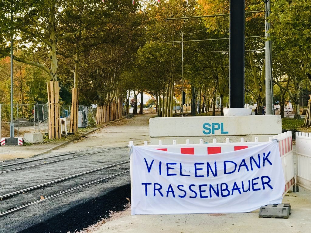 Ein Banner mit einem Dankeschön an die Trassenbauer hängt am Gimritzer Damm. 