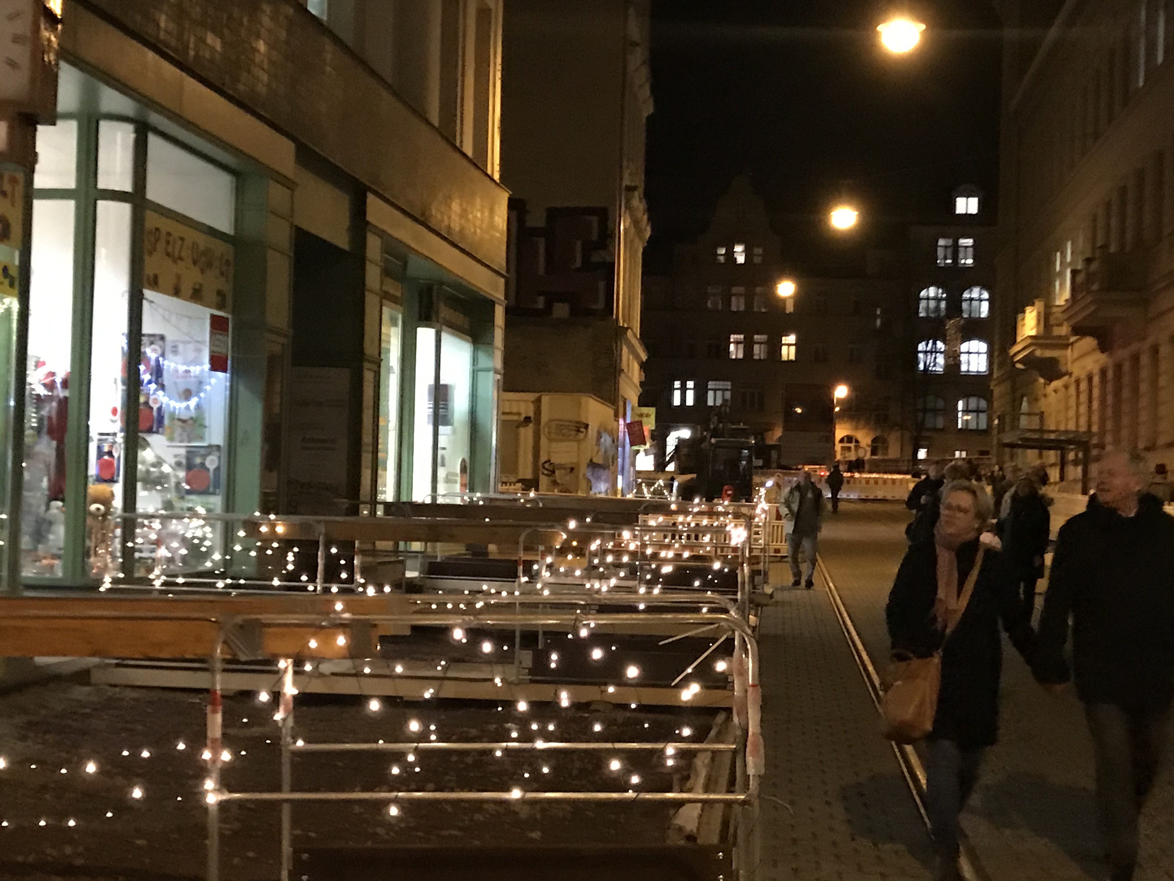 Stimmungsvolle Beleuchtung in der Großen Steinstraße. Botschaft: Die Geschäfte sind offen. 