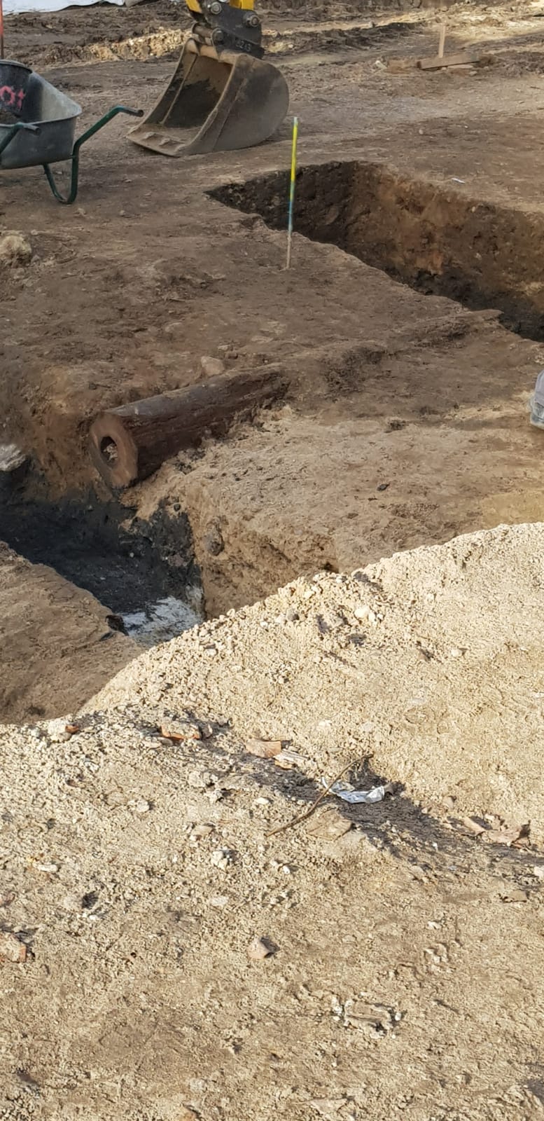 Eine alte Holzwasserleitung wurde ausgegraben.