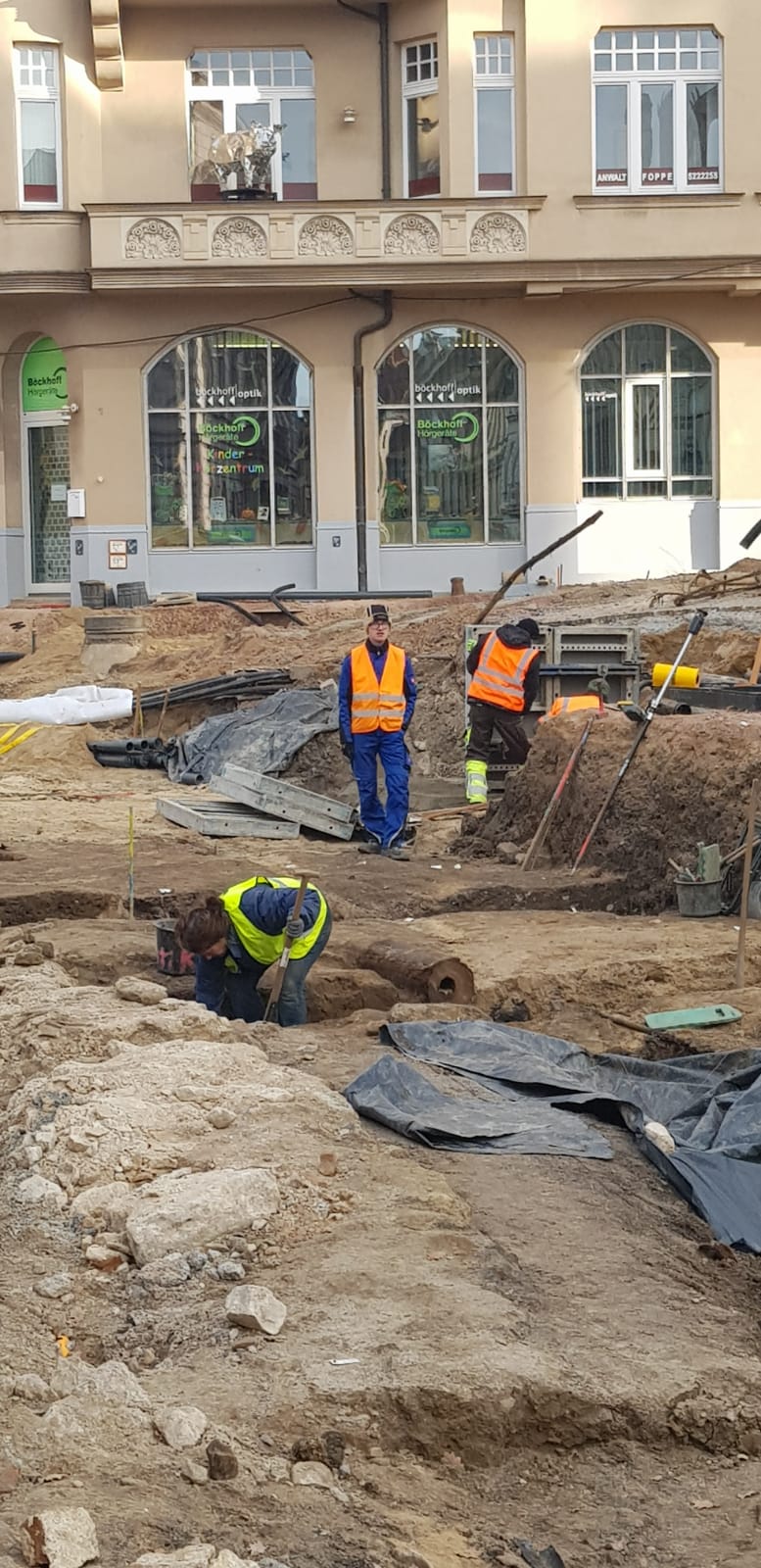 Archäologen und Bauarbeiter am Joliot-Curie-Platz. 