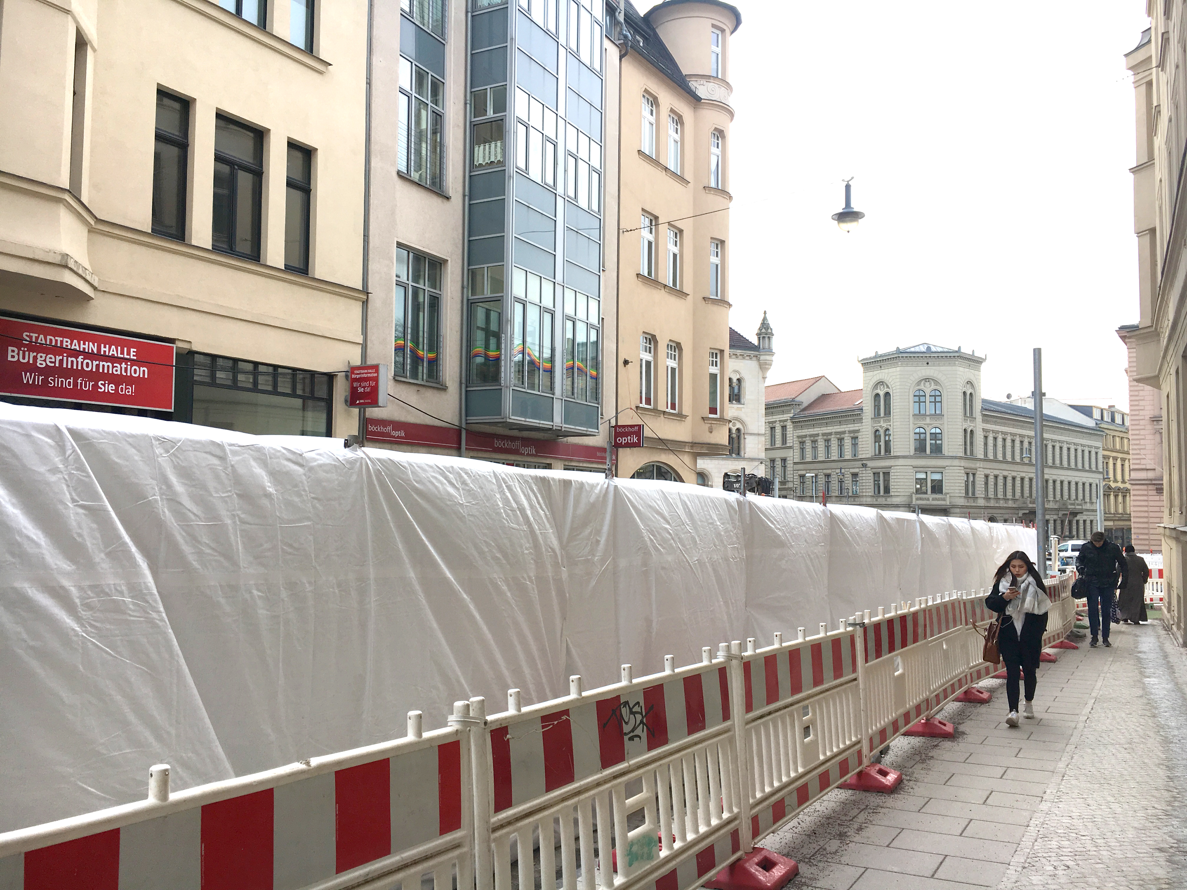 Weiße, beheizte Zelte in der Großen Steinstraße, wohin das Auge blickt. Darunter kann  - trotz Minusgraden - weitergearbeitet werden.