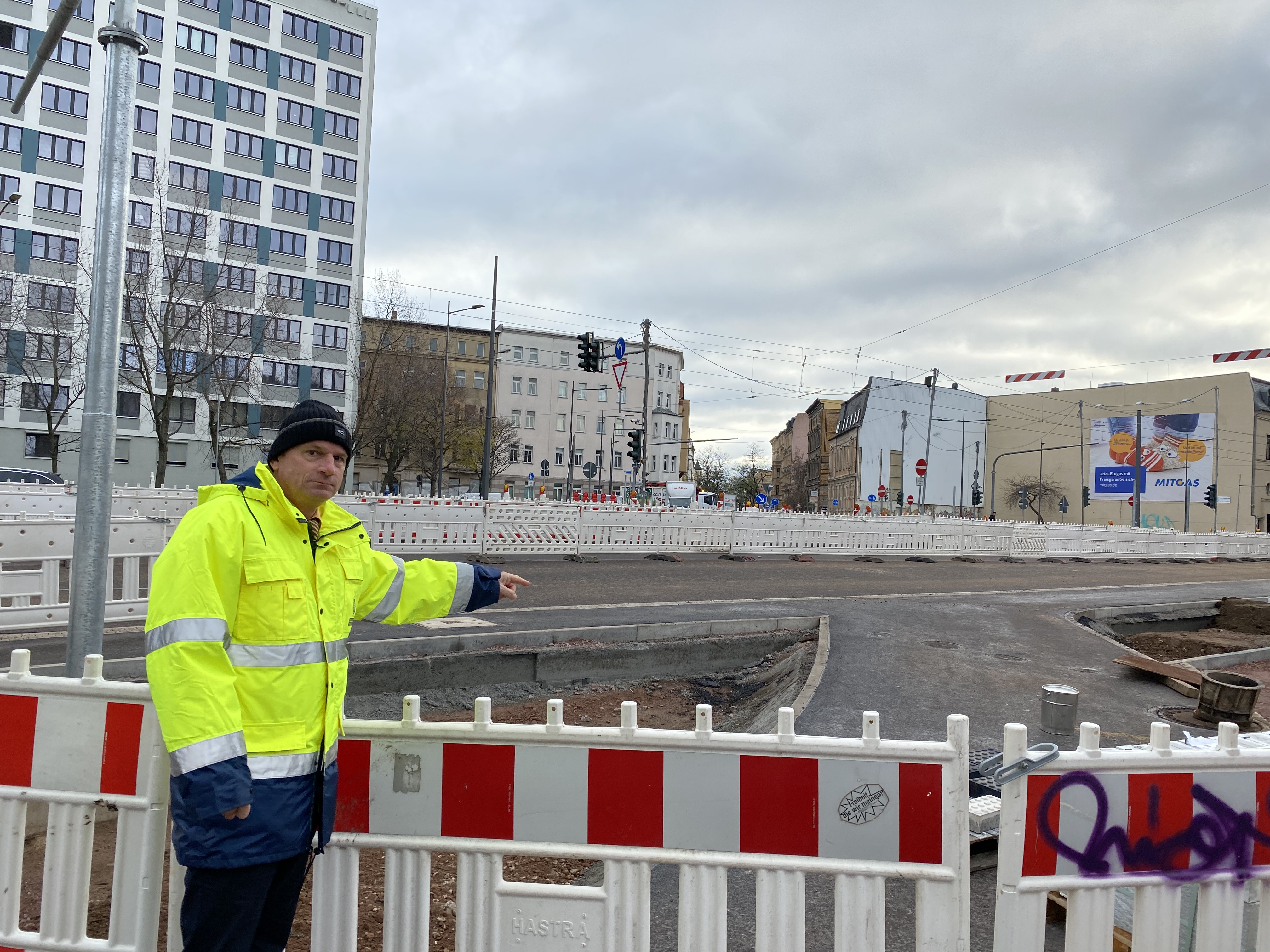 Projektsteuerer Ingo Sterzing zeigt, wo der neue Radweg hinkommt.