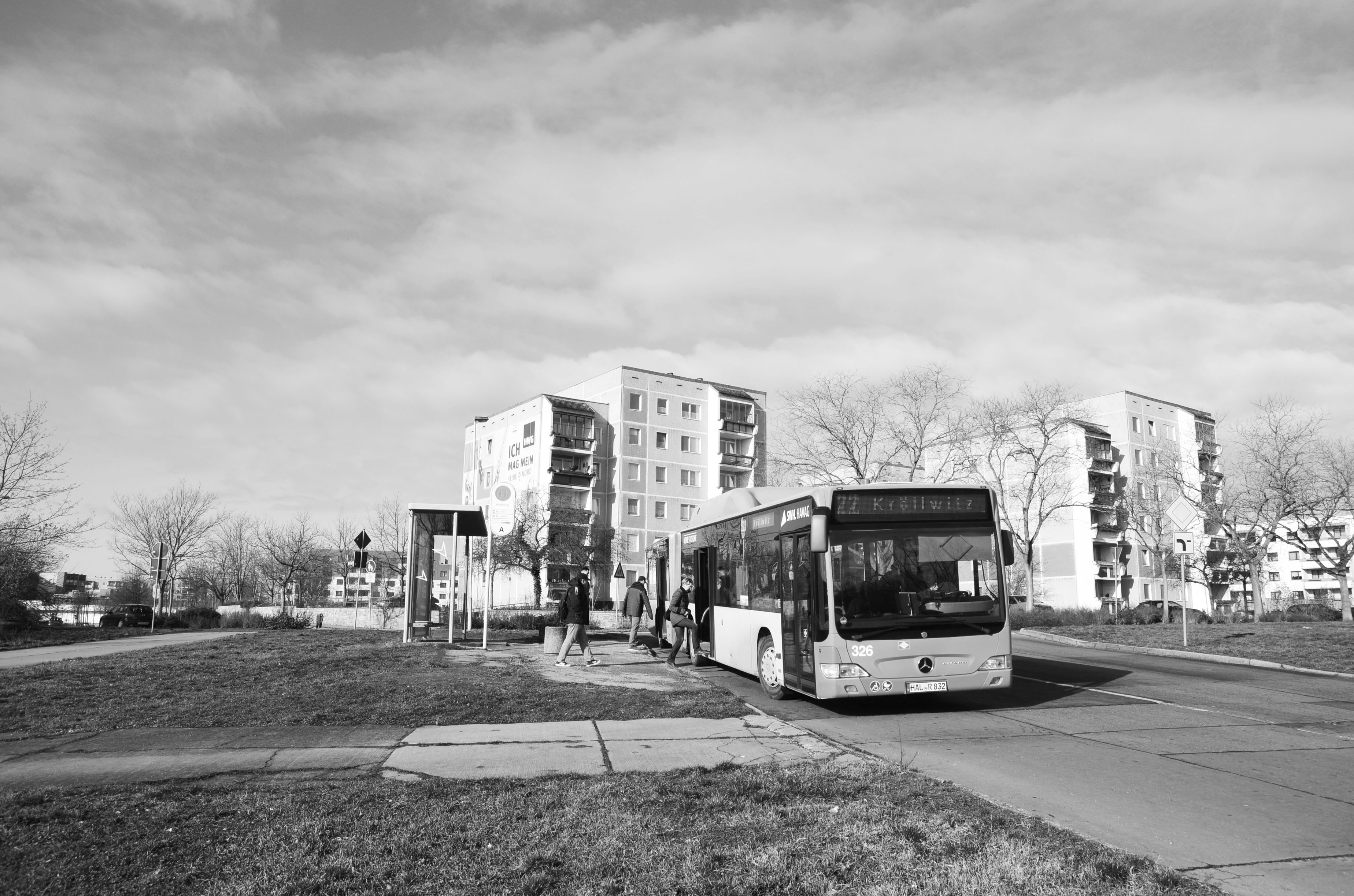 Ein Bus mit Fahrgästen vor Heide-Nord. 