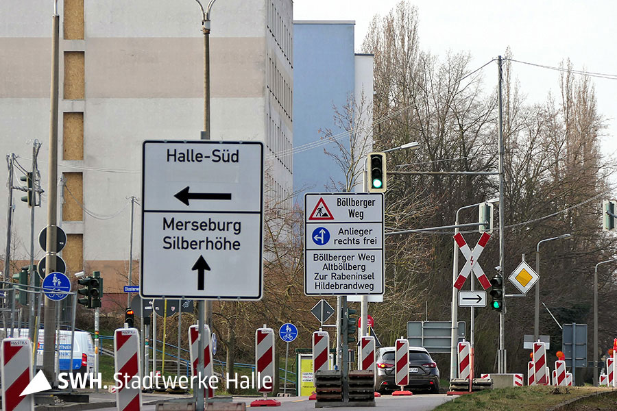 Die gut sichtbaren Verkehrsumleitungen am Böllberger Weg in Halle (Saale)