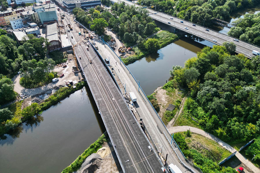 Die zwei Elisabethbrücken nebeneinander, die alte wird demnächst abgerissen.