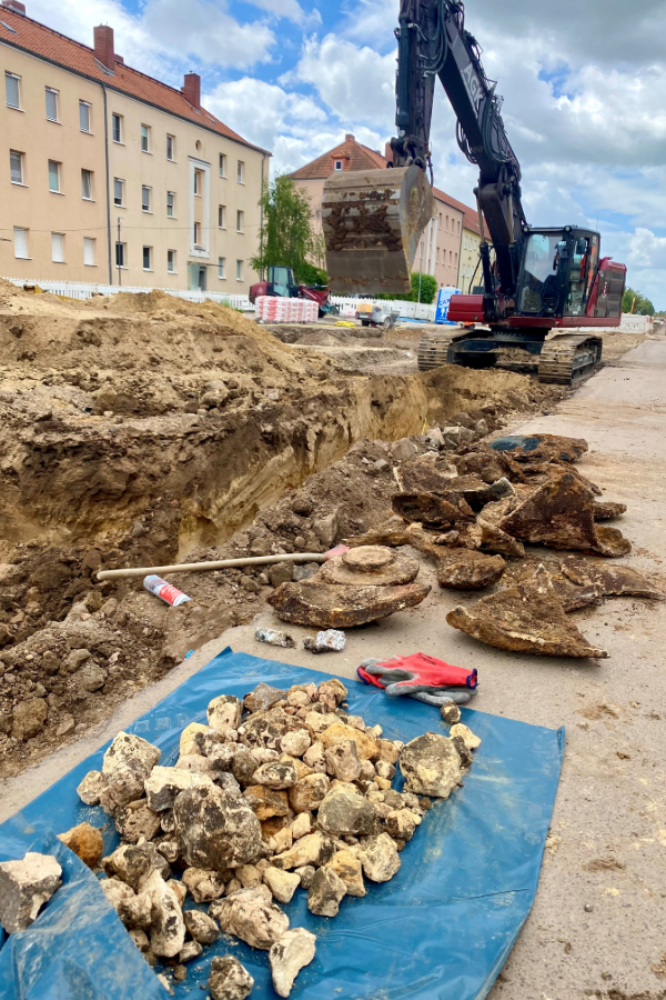 Auf der Baustelle liegen die Einzelteile der nicht mehr intakten Bombe und der Sprengstoff.