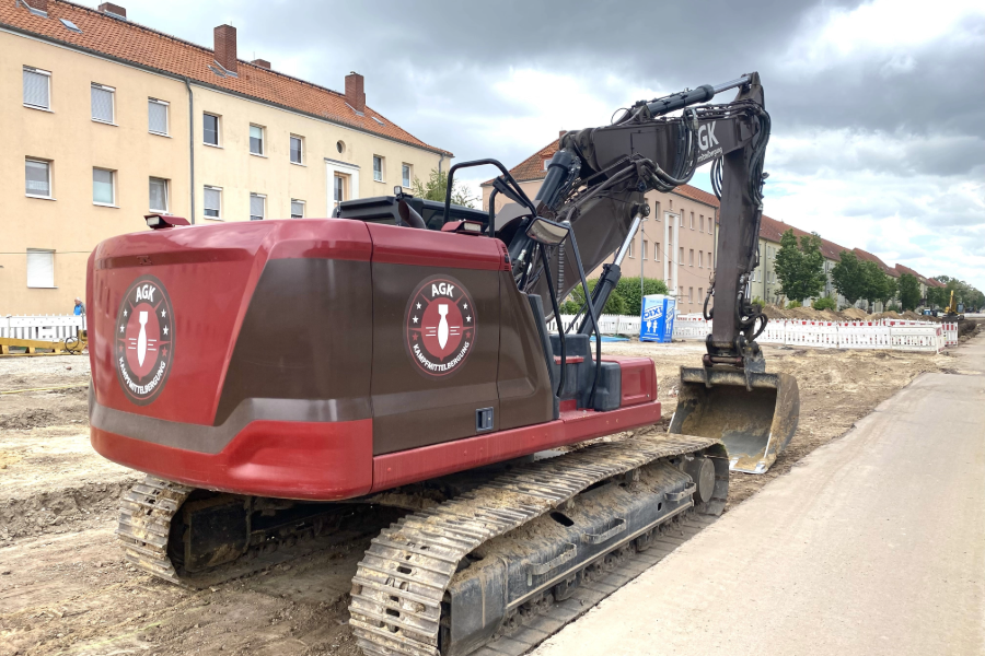 Ein Spezialbagger steht auf der Baustelle.
