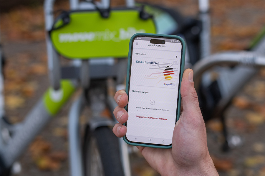 Bild zeigt Handy und die Buchung des Deutschlandtickets über movemix