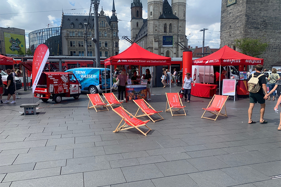 Auf dem Marktplatz stehen Stände der Stadtwerke Halle mit verschiedenen Aktionen zum Umwelttag