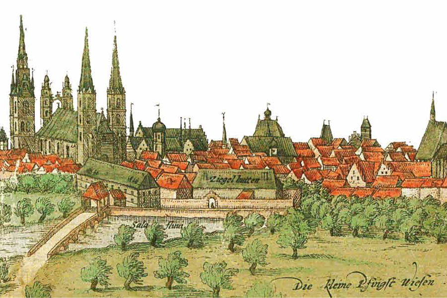 Eine Zeichnung mit grüner und oranger Farbe zeigt das historische Stadtbild. Links ist die Marktkirsche zu sehen. Um sie drumherum sind viele kleine Häuser mit orangefarbenen Dächern. Im Vordergrund die Saale und 2 Brücken.
