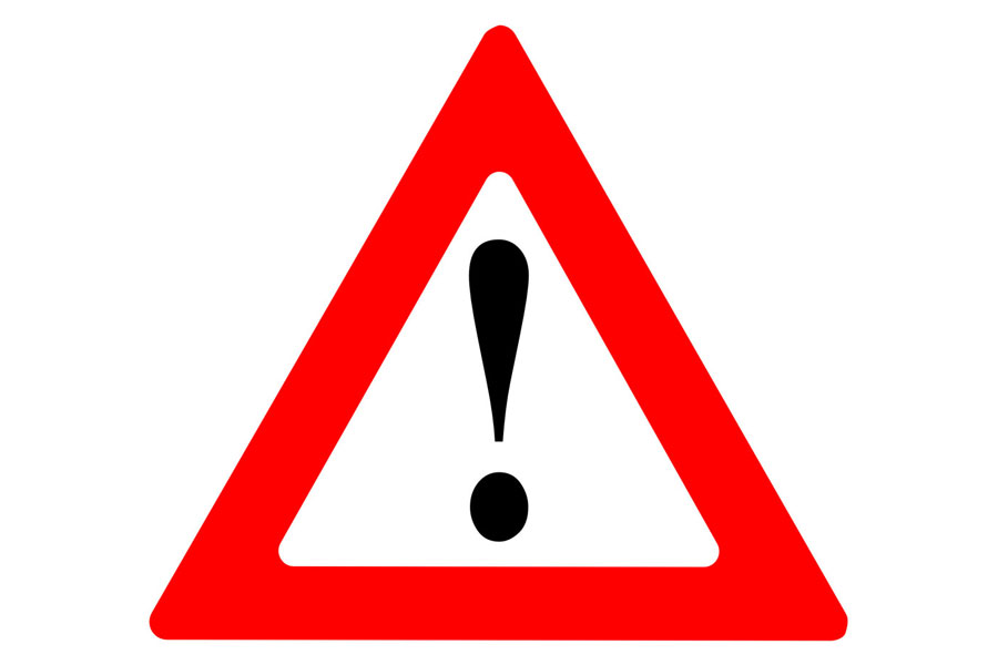 Das Bild zeigt das Verkehrsschild einer allgemeinen Gefahrenstelle: ein Dreieck mit rotem Rahmen, in der Mitte ist ein Ausrufezeichen.