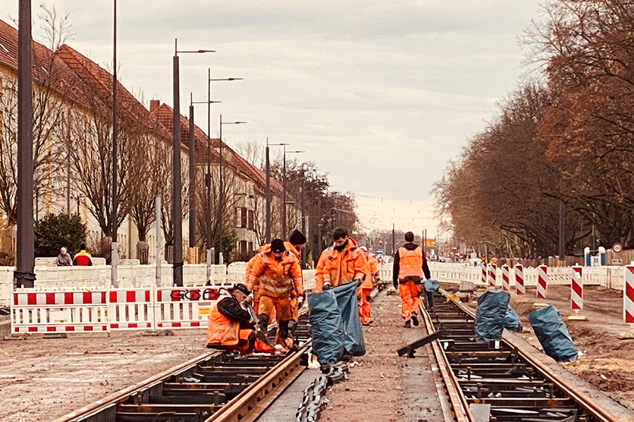 Bauarbeiter arbeiten an Gleisen.