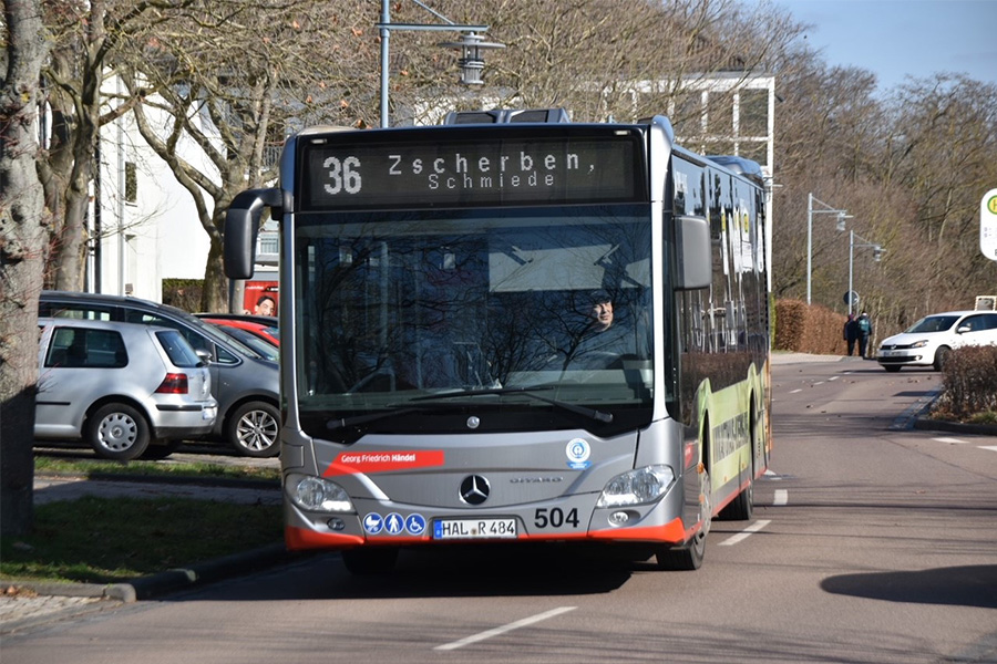 Grauer Bus der Linie 36 nach Zscherben. Auf einer Straße im Stadtgebiet. 