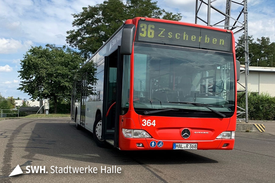 Roter Bus der Linie 36 nach Zscherben.