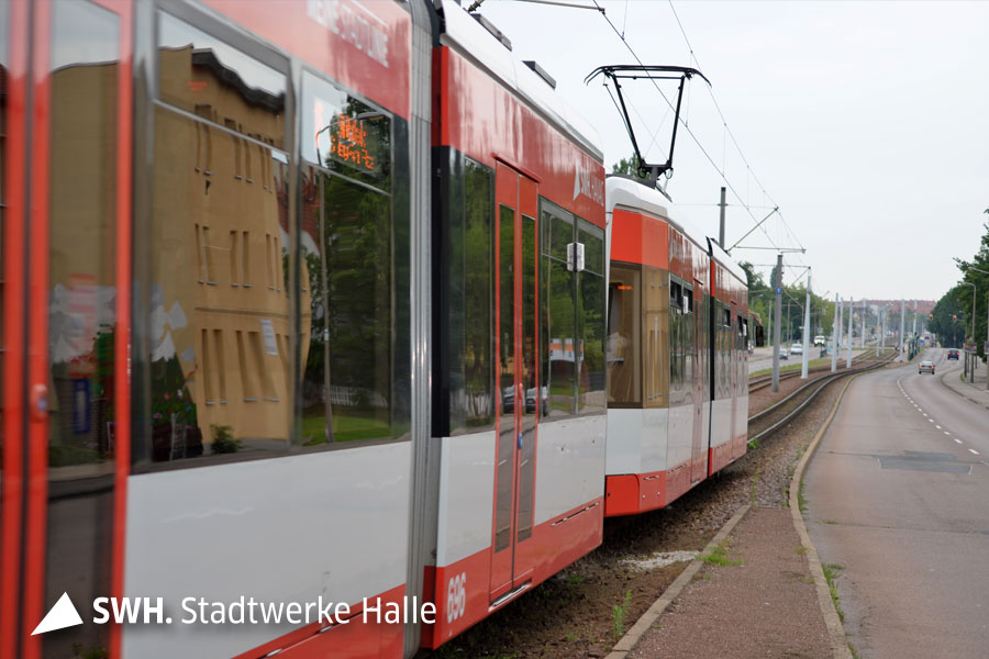 Eine rote Straßenbahn der HAVAG im Böllberger Weg. Die Bahn ist ganz links im Bild. das rechte Drittel des Bildes zeigt den alten Böllberger Weg.