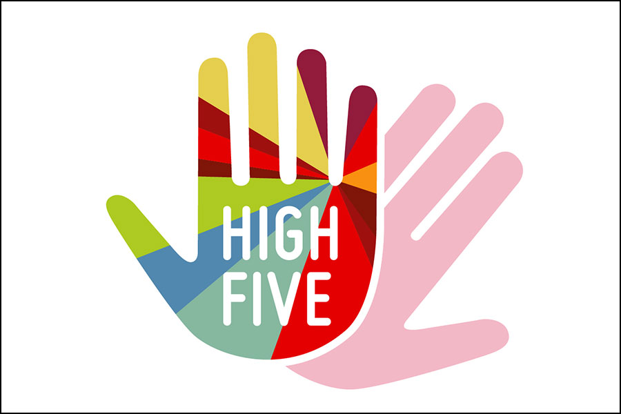Das Bild zeigt ein Logo, bestehend aus zwei sich überlappenden Händen, die ein High Five andeuten. Die vordere Hand ist in mehrere bunte Segmente aufgeteilt, in der Mitte steht in weißen Großbuchstaben der Schriftzug "HIGH FIVE". Die hintere Hand ist einfarbig rosa und der Hintergrund des Logos ist weiß.