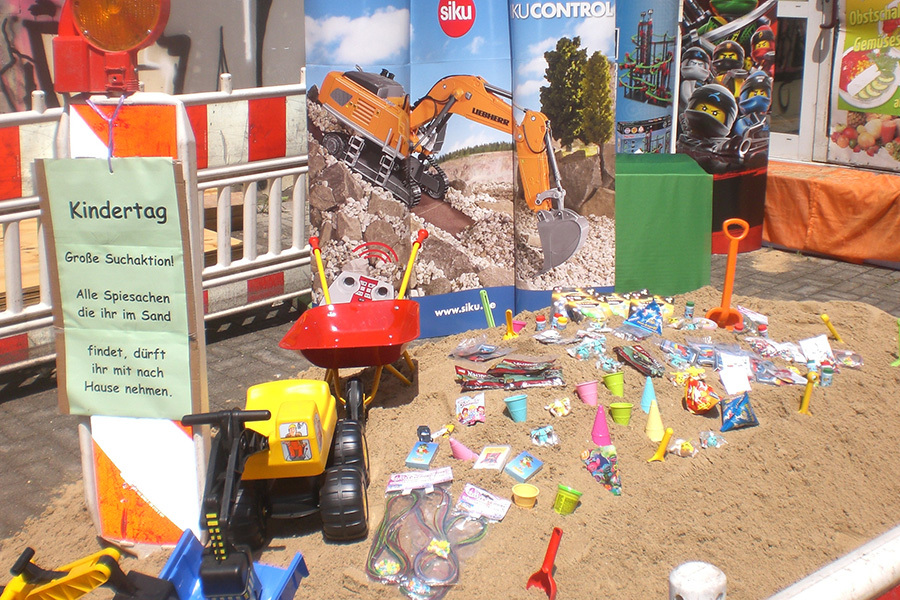 Diese vielen Spielsachen wurden im Sand versteckt und konnten von den Kindern gefunden werden.