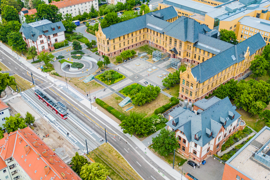Auf dem Foto ist das Krankenhaus Bergmannstrost in der Merseburger Straße mit der neuen barrierefreien Haltestelle zu sehen.