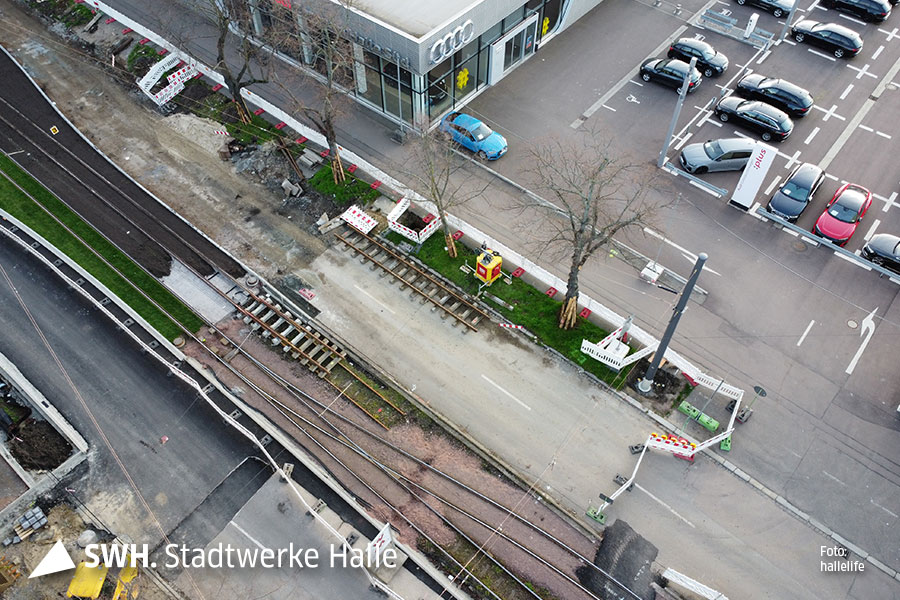 Der Blick von Oben auf das Baufeld der Gleisbauarbeiten mit den angrenzenden AUDI-Autohaus.