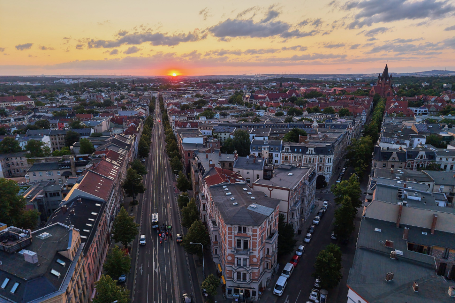 Luftaufnahme der Ludwig-Wucherer-Straße bei Sonnenuntergang.