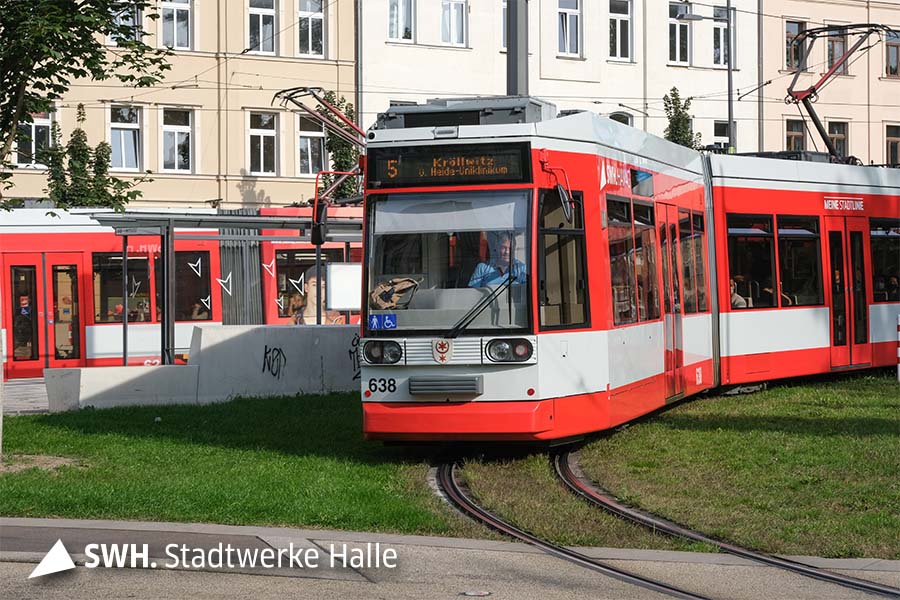 Eine Straßenbahn der Linie 5 am Steintor in Halle (Saale)