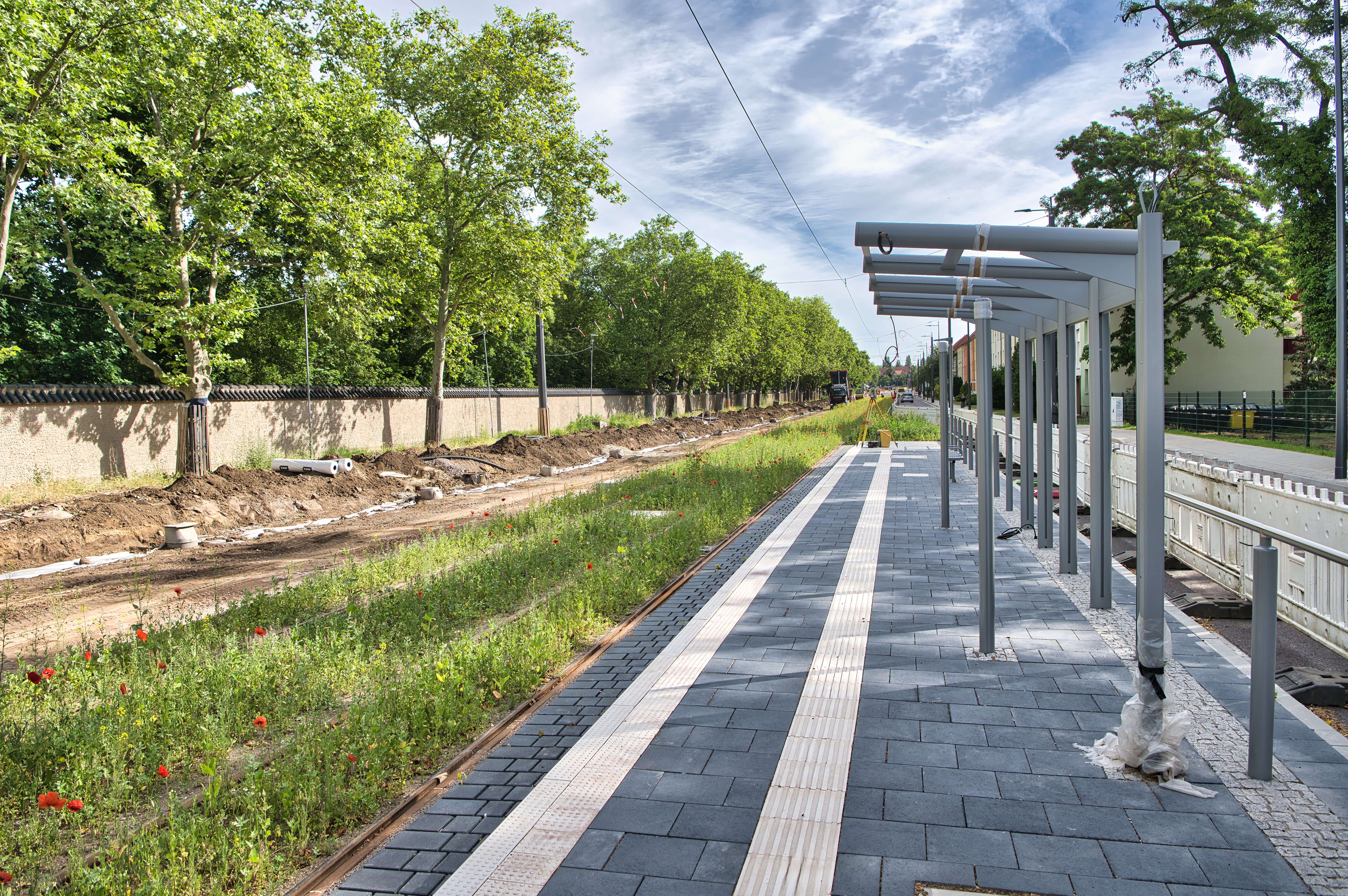Eine neu gebaute Haltestelle mit taktilen Streifen.